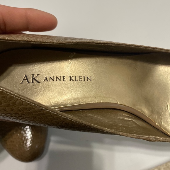 Anne Klein Womens 3” heels 8 brown taupe round toe faux alligator textured heels - Picture 8 of 9